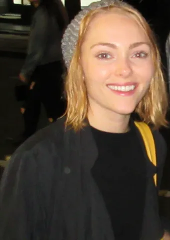 Photo: https://www.flickr.com/photos/greg2600/, CC BY-SA 2.0, via Wikimedia Commons AnnaSophia Robb, typed as Light Spring
