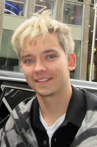 Photo: https://flickr.com/photos/greg2600, CC BY-SA 2.0, via Wikimedia Commons Asa Butterfield, typed as Bright Spring
