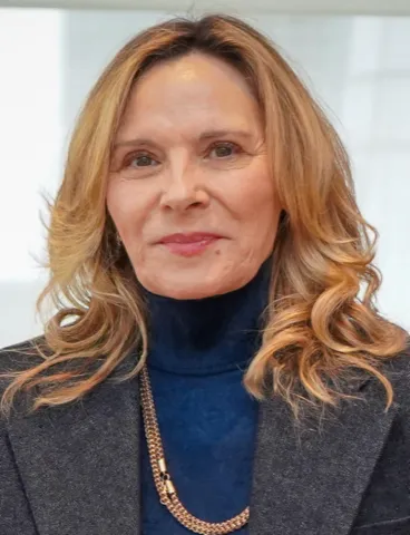 Photo: UKinUSA, CC BY-SA 2.0, via Wikimedia Commons Kim Cattrall, typed as Bright Spring