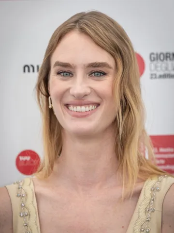 Photo: Harald Krichel, CC BY-SA 4.0, via Wikimedia Commons Mackenzie Davis, typed as Light Summer
