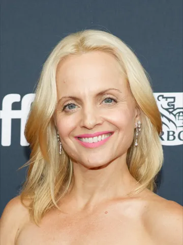 Photo: Kevin Payravi, CC BY-SA 4.0, via Wikimedia Commons Mena Suvari, typed as Light Summer