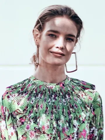 Photo: Natalia Vodianova Paris Fashion Week Spring Summer 2019.jpg: Myles Kalus Anak Jihem derivative work: Dikson, CC BY-SA 2.5, via Wikimedia Commons Natalia Vodianova, typed as Light Summer