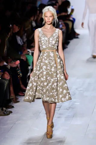 Photo: CHRISTOPHER MACSURAK from Chicago, USA, CC BY 2.0, via Wikimedia Commons Sasha Luss, typed as Light Spring